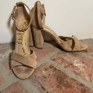 Sam Edelman Women's Yancy Ankle Strap Block Heel Suede Sandals Oatmeal Size 9